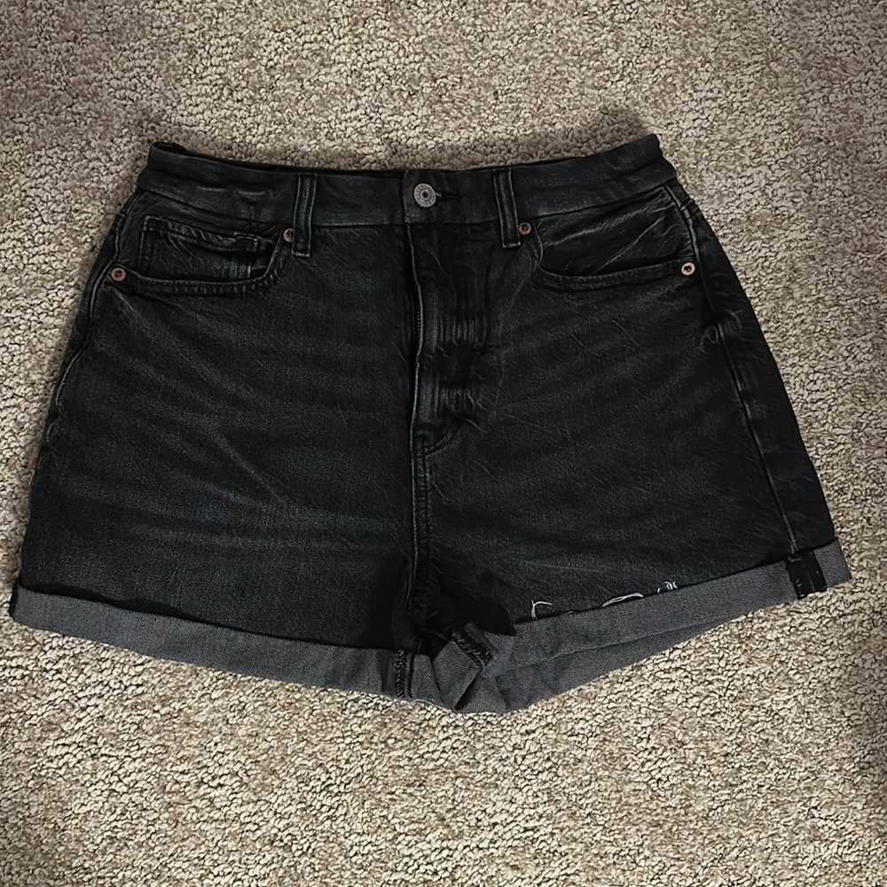 AE Curvy Denim Mom Short Size 6 in Faded Black